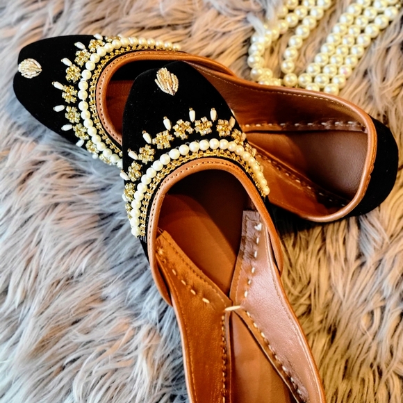 NWT Handmade velvet Zari embroidery rhinestones faux pearl khussa/ Punjabi jutti - Picture 6 of 9